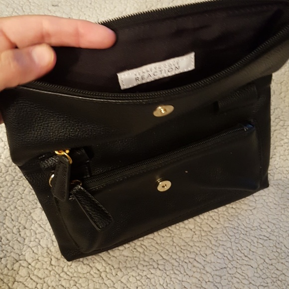 ***SOLD*** Kenneth Cole Reaction clutch - Picture 4 of 4
